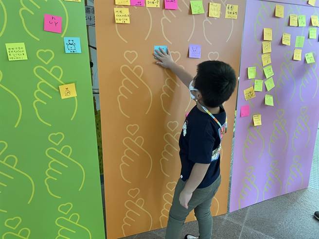 今天已有不少小粉丝到大猫熊馆留言帮团团打气。（游念育摄）