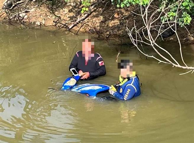 警方到场协助男大生脱困。（翻摄照片／李京升苗栗传真）