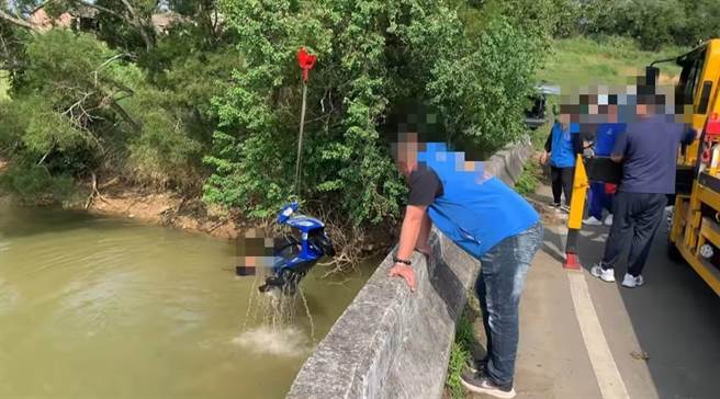 警方请来吊车拖吊机车。（翻摄照片／李京升苗栗传真）