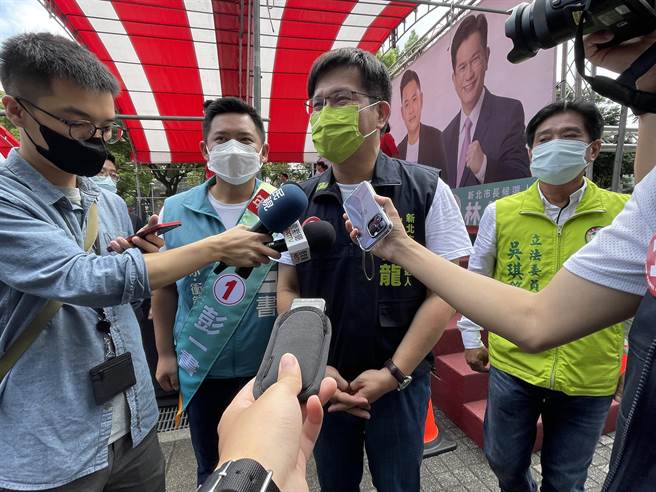 民進黨新北市長候選人林佳龍今日下午突然出現發燒症狀，臨時取消行程。（蔡雯如攝）
