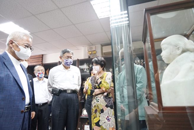 杰出校友捐赠北市太平国小千万打造博物馆 携百岁少女共创教育荣景 。(照片/教育局提供)