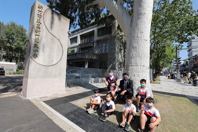 新竹国小通学步道26日正式启用，完工后的通学步道总长约400公尺，採用穿透式围篱拉近了古蹟校舍和社区居民的距离。（陈育贤摄）