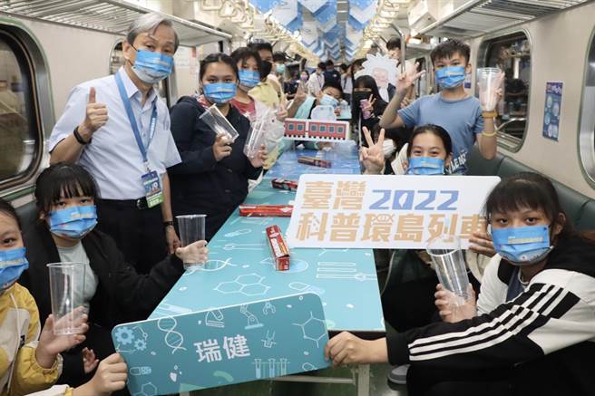 台湾科普列车将车厢打造成科学场域。（高市教育局提供／杨舒婷高雄传真）