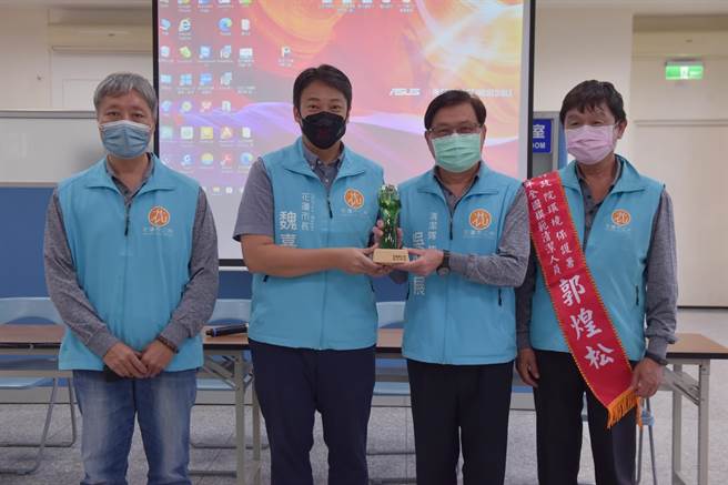花蓮市公所清潔隊員郭煌松（右起）、隊長吳慶展獲模範清潔人員，市長魏嘉賢（中）公開讚賞，也請大家別忘隨手做環保。（花蓮市公所提供）
