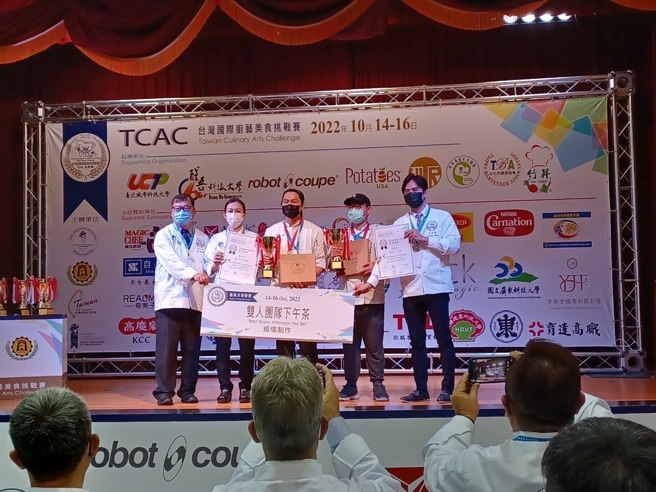 嘉南药理大学餐旅管理系日前参加「2022台湾国际美食节─TCAC厨艺挑战赛」，来自全国47所高中职及大专院校，超过200名师生同场竞技。(照片/嘉南药大提供)