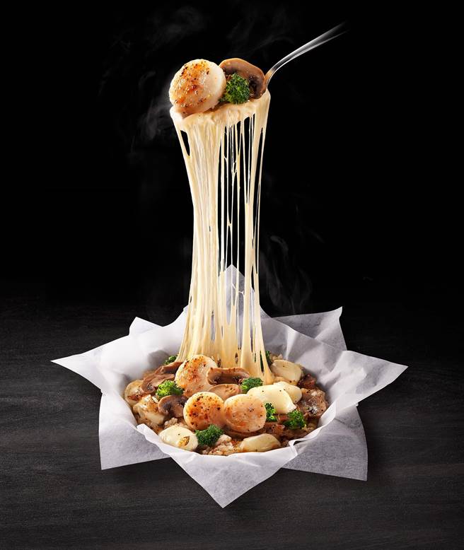 点购必胜客「松露牛肝菌干贝起司纸包饭」加50元就能升级芝心瀑布。（必胜客提供）