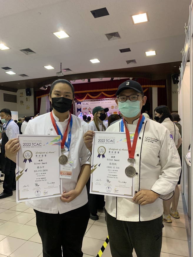 「双人团队下午茶-现场制作」由目前任教嘉药餐旅系且为毕业系友的张亿帆老师与餐旅系韩品中同学组队拿下银牌，作品结合在地食材。(照片/嘉南药大提供)