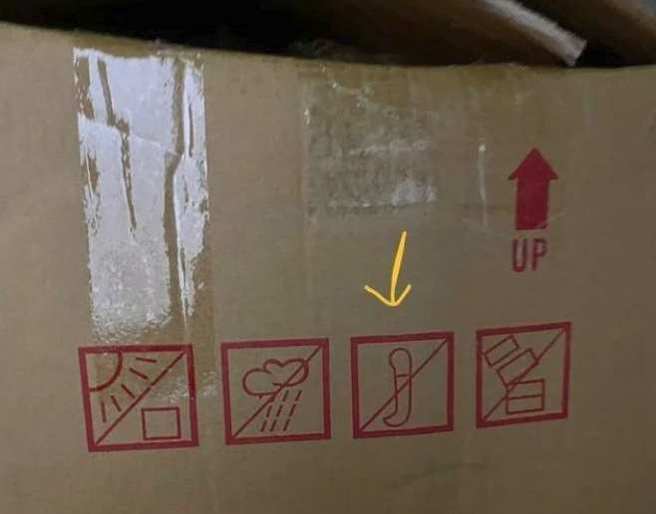 一名女网友日前无意间看到家中收到的包裹上有特殊的警告符号，形状好像按摩棒。(翻摄自Dcard)