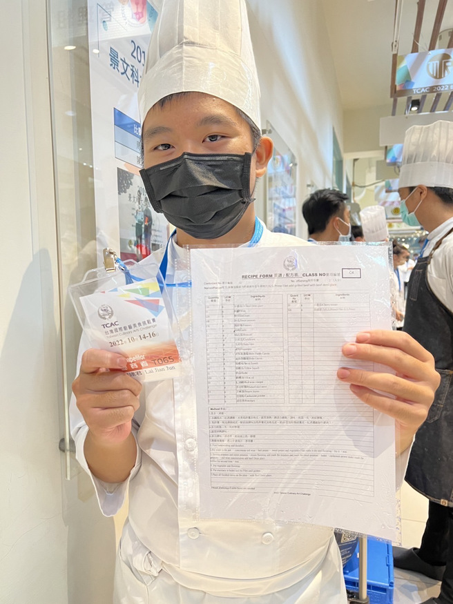 获得佳作奖的赖建君同学。(照片/嘉南药大提供)