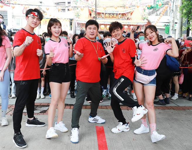 《综艺大集合》节目及主持人入围亚洲电视大奖「最佳综艺节目」以及「最佳综艺节目主持人」。（民视提供）