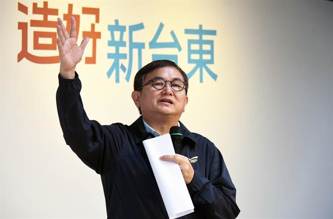 台东县长候选人刘棹豪，26日端出免费为65岁以上长者装假牙牛肉政见。（庄哲权摄） 