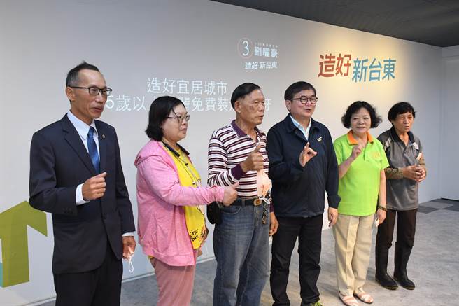 台东县长候选人刘棹豪，26日端出免费为65岁以上长者装假牙牛肉政见。（庄哲权摄）