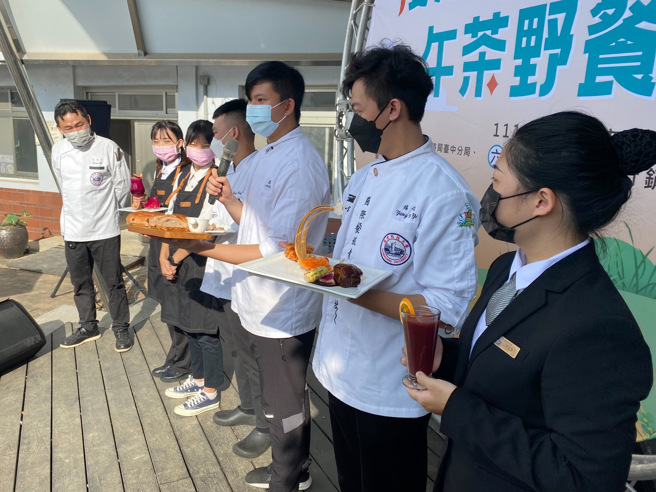 學生除了設計製作美味佳餚，還負責講解說菜，解說每道佳餚、飲品使用到的在地食材，不少民眾試吃後讚不絕口。(照片/弘光科大提供)
