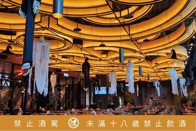 金色三麦于29日在台北美丽华店、台中市政店举办「金声尖叫万圣派对」。（金色三麦提供）