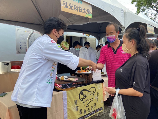 原本預計製作80份的試吃品，沒想到一下子就被搶光，馬上臨機應變，更改擺盤份量，希望讓更多人品嘗到當地食材的美味。(照片/弘光科大提供)