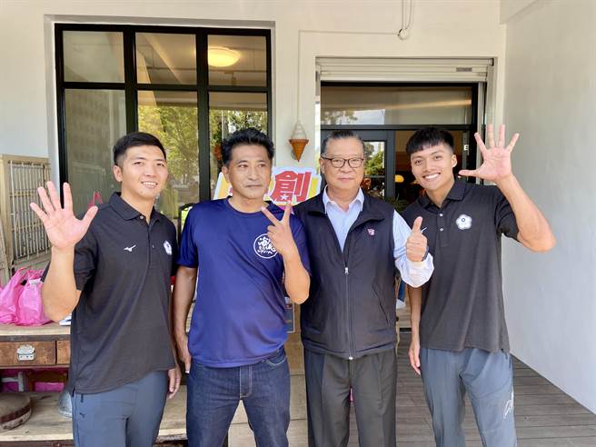 苏澳镇长李明哲（左2）今特别为全台唯2现役雪车国手江俊弘（左1）、彭林炜（右1）举办行前加油会。（右2为中华民国雪橇雪车协会秘书长宋守智）（吴佩蓉摄）