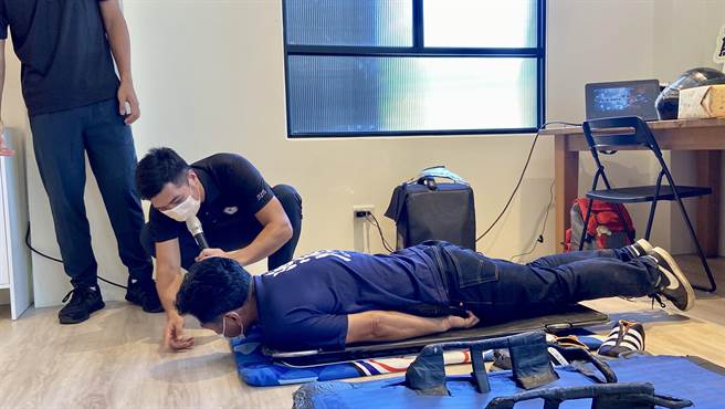 苏澳镇长李明哲体验趴卧于特制雪车上。（吴佩蓉摄）