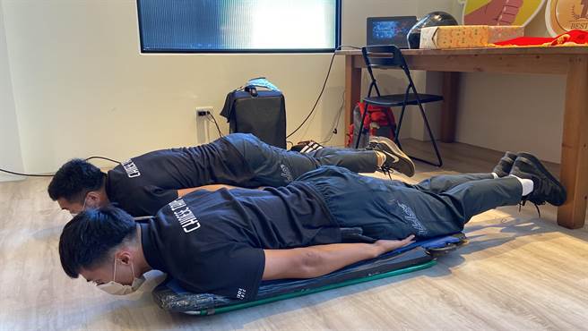 江俊弘、彭林炜示范比赛姿势。（吴佩蓉摄）