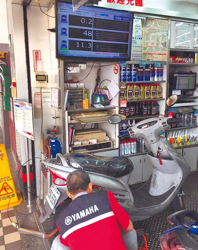 台北市环保局26日表示，明年7月1日起，台北市机车排气定验将採电子化通知，取代以往寄送明信片。（本报资料照片）