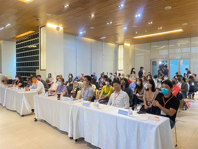 高雄市小农参加小农电商辅导计画小农上架电商媒合会。(高雄市农业局提供／林雅惠传真)