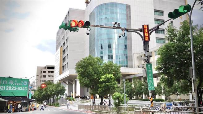 台北市交通警察大队26日宣布，警方将于荣总医院周边（石牌路2段）建置科技执法设备，专门取缔违规停车、併排停车。（台北市交通警察大队提供）