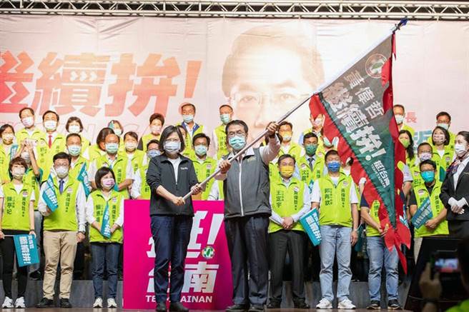 民进党台南市党部发布最新民调指出，有54.4％的市民希望黄伟哲继续担任台南市长。（民进党市党部提供／洪荣志台南传真）