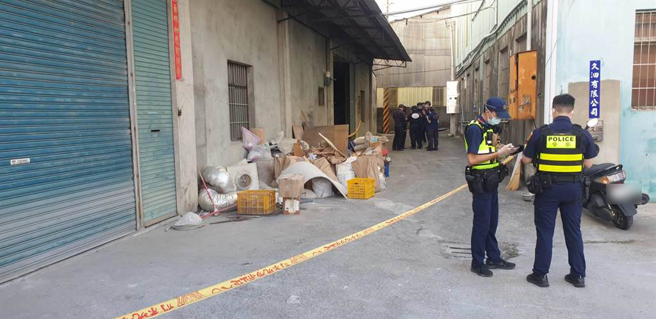 台中市神岡區大洲路廠房塑膠桶裝有屍體，現場已拉起封鎖線。（民眾提供）