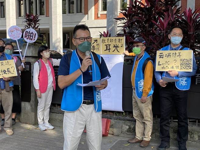 高苑科大教师已有5个月没领到薪水，他们今天到教育部前陈情。（林志成摄）