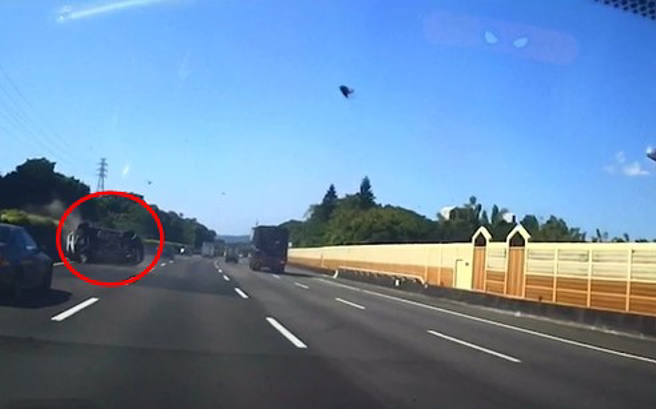 曳引车国道「神之鬼切」小客车遭撞飞惊悚画面曝(翻摄画面)