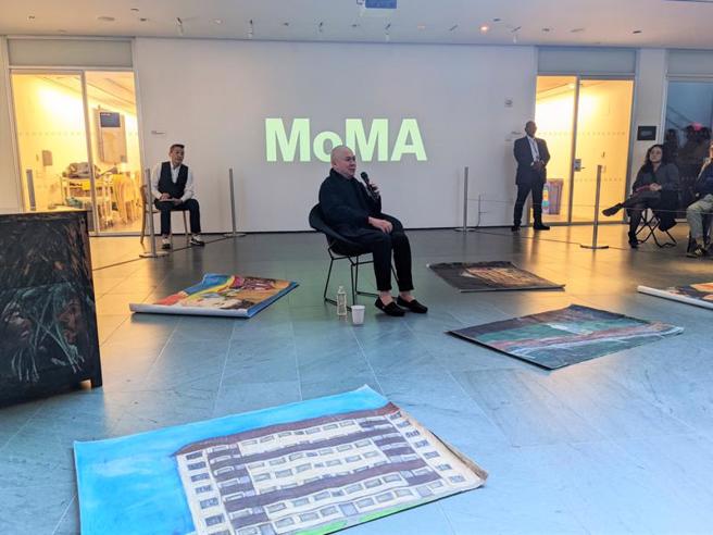 导演蔡明亮（中）22日出席纽约现代艺术博物馆「电影记忆的即兴创作」讲座，透过自己的画作娓娓道来与电影一段段的回忆。（图/ 中央社）