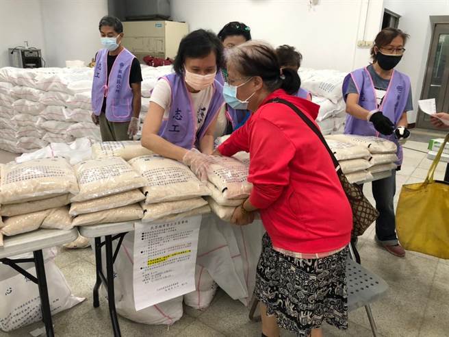 图为今年上半年发放爱心米。（板桥区公所提供）