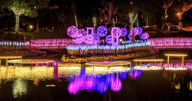 新竹县文化局2021年首度办理「东兴圳光艺节」，其中作品「荷田雅韵」装置艺术，获「纽约设计大奖：活动及展览设计」银奖。
（图/ 中央社）