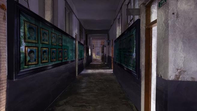 改编日本恐怖大师伊藤润二作品、并由他亲自监修的华语影集「聪明镇」，剧中转角街景、居民住宅到服装设计，都由曾荣获金马、金钟奖团队从头策划，力求延续漫画诡谲风格。（图/ 中央社）