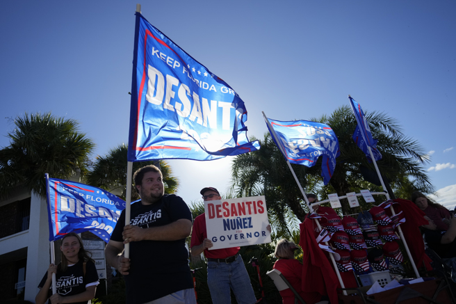 距离11月8日期中选举仅剩几周时间，不信任和怀疑气氛日益高涨。图为共和党支持者。（图/ 美联社）
