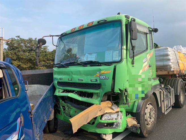 国1北向351公里冈山段一辆联结车26日下午因为未注意车前路况，导致追撞前方车辆。（翻摄照片／林瑞益高雄传真）
