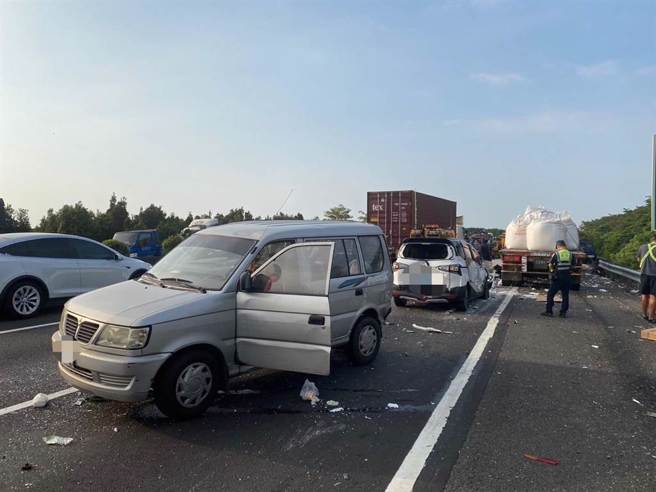 国1北向351公里冈山段一辆联结车26日下午因为未注意车前路况，导致追撞前方车辆，图为车祸现场。（翻摄照片／林瑞益高雄传真）