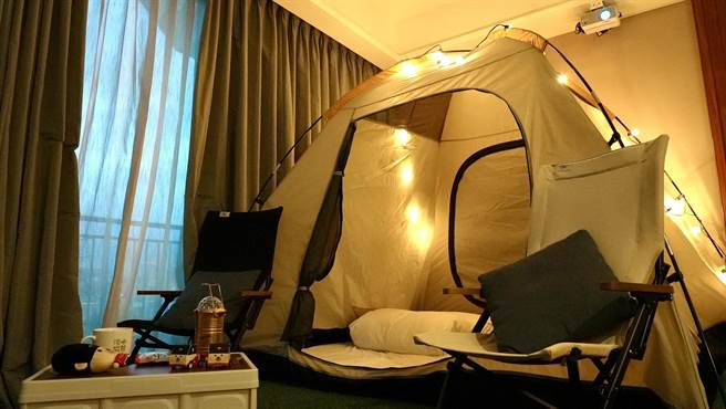 淡水福容饭店11月全新推出22间露营主题房，草皮、顶级帐篷、网美挂灯、露营灯、露营椅、120吋投影电视等一应俱全。