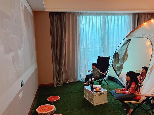 淡水福容饭店露营主题房不怕天候影响，兼具饭店便利性及露营乐趣。(淡水福容饭店提供)