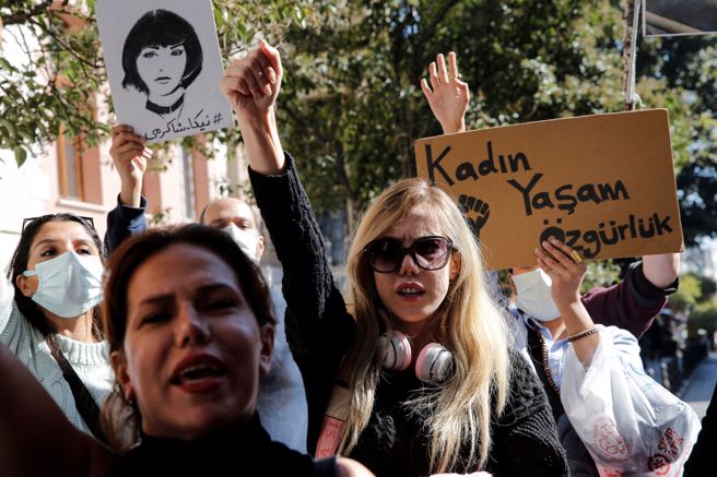 大批学生今天在德黑兰的沙希德贝赫什提大学（Shahid-Beheshti University）和哈金纳塞图希科技大学（Khaje Nasir Toosi University of Technology）以及阿瓦兹夏希德向蓝大学示威抗议。(图/路透社)