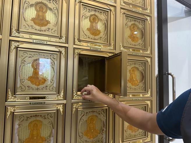 台東縣卑南鄉朝安生命紀念園區新建福安館26日落成，櫃位防震設計。（蔡旻妤攝）