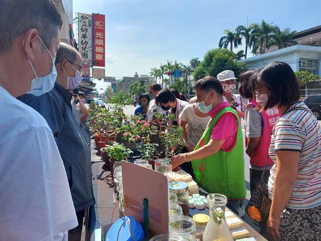 南市劳工局义卖「创意植栽经营行销班」的职训作品，并将所得捐助弱势修厝。（劳工局提供／张毓翎台南传真）