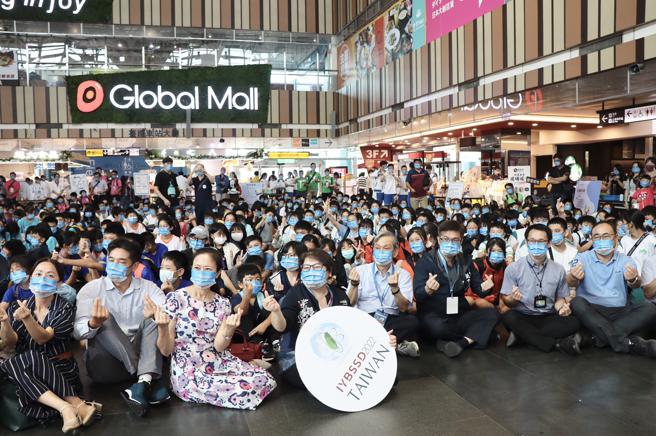 臺湾科普环岛列车启航抵达台铁新左营站  学生体验互动科学实验(品观点提供)