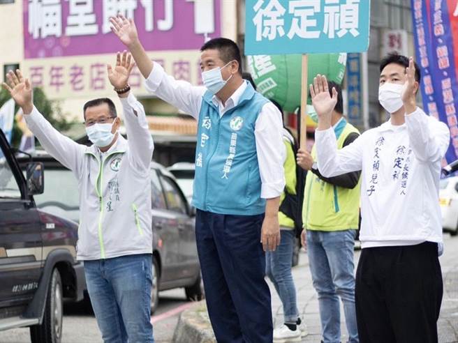 民进党苗栗县长候选人徐定祯26日上午由儿子陪同赴三义乡街头路口拜票。（徐定祯竞总提供／谢明俊苗栗传真）