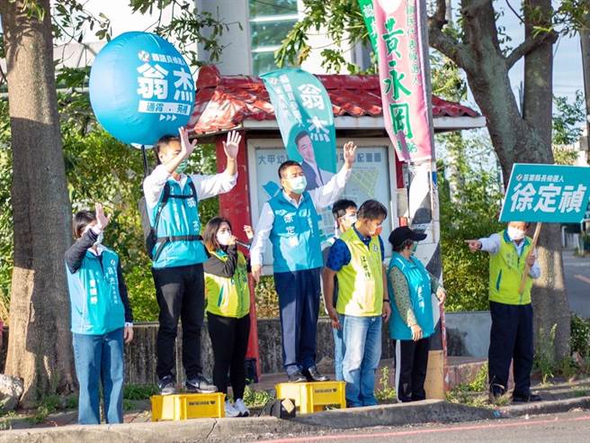 民进党苗栗县长候选人徐定祯26日上午赴苑里镇街头路口拜票。（徐定祯竞总提供／谢明俊苗栗传真）