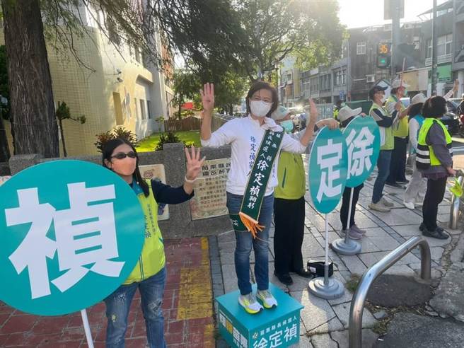 民进党苗栗县长候选人徐定祯妻子杨士仪26日上午赴三湾乡街头路口拜票。（徐定祯竞总提供／谢明俊苗栗传真）