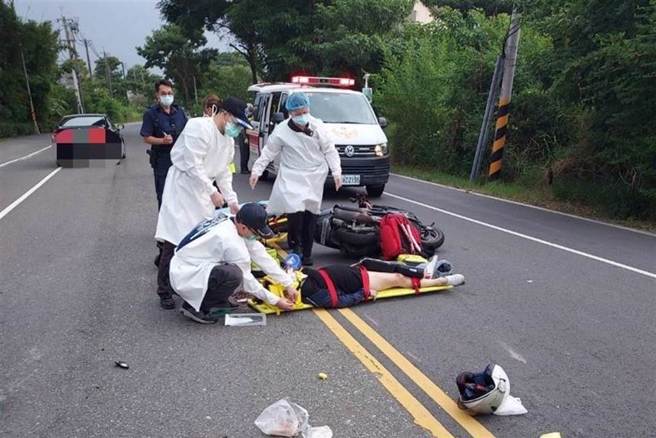 高雄市桥头区桥南路今（26）日下午4时许因为不明原因发生2辆机车相撞，造成一人送医不治。（翻摄照片／林瑞益高雄传真）
