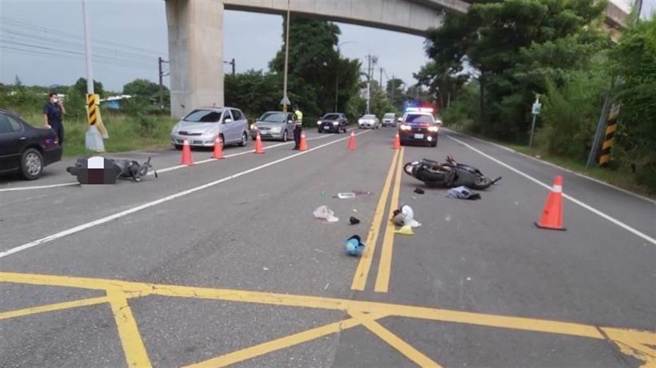 高雄市桥头区桥南路今（26）日下午4时许因为不明原因发生2辆机车相撞，造成一人送医不治，图为车祸现场。（翻摄照片／林瑞益高雄传真）
