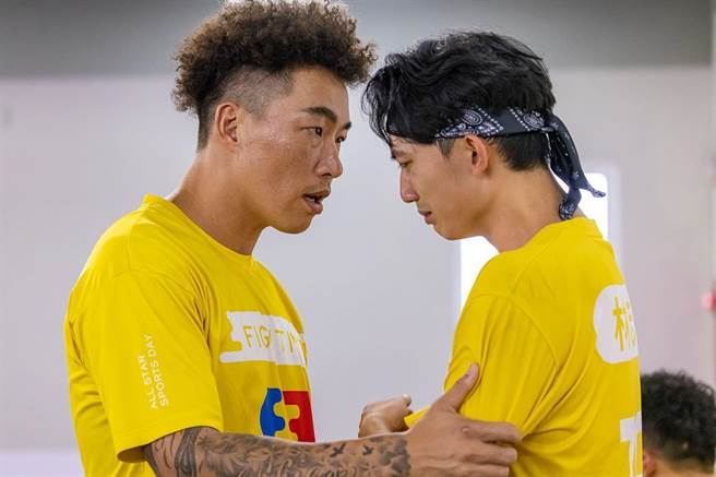 《运动会4》黄队领队郭泓志（左）主动拥抱林志宇，给予安慰。（好看娱乐提供）