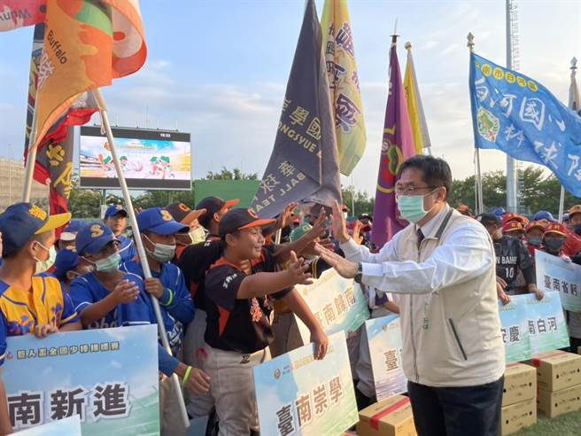台南市府主办的第13届巨人杯全国少棒锦标赛，今（26）日下午在台南亚太国际棒球训练中心举行开幕仪式，台南市长黄伟哲担任开球嘉宾。（李俊淇摄）