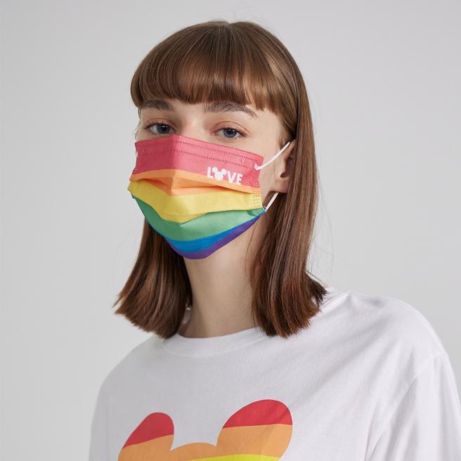 虾皮购物的CACO MIT高滤亲肤时尚口罩，彩虹米奇LOVE 10入款，原价250元，优惠价220元。（虾皮购物提供）